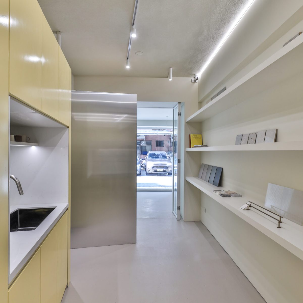 Nomadd material shelf